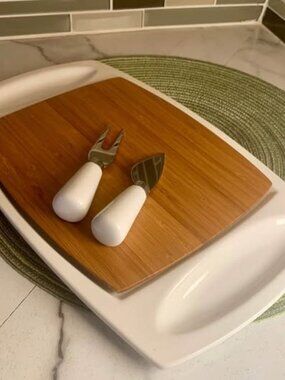 VERDICI Cheese Serving Tray Set. NEW IN BOX! Ceramic, wooden board, utensils.